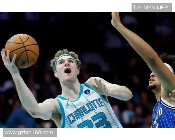 黄蜂与热火季后赛第三场激战回顾球员表现与战术分析